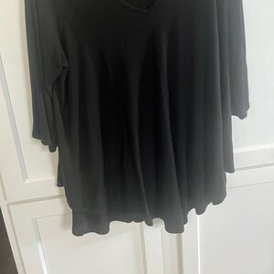 Green Envelope Black 3/4 Sleeve V-Neck Top